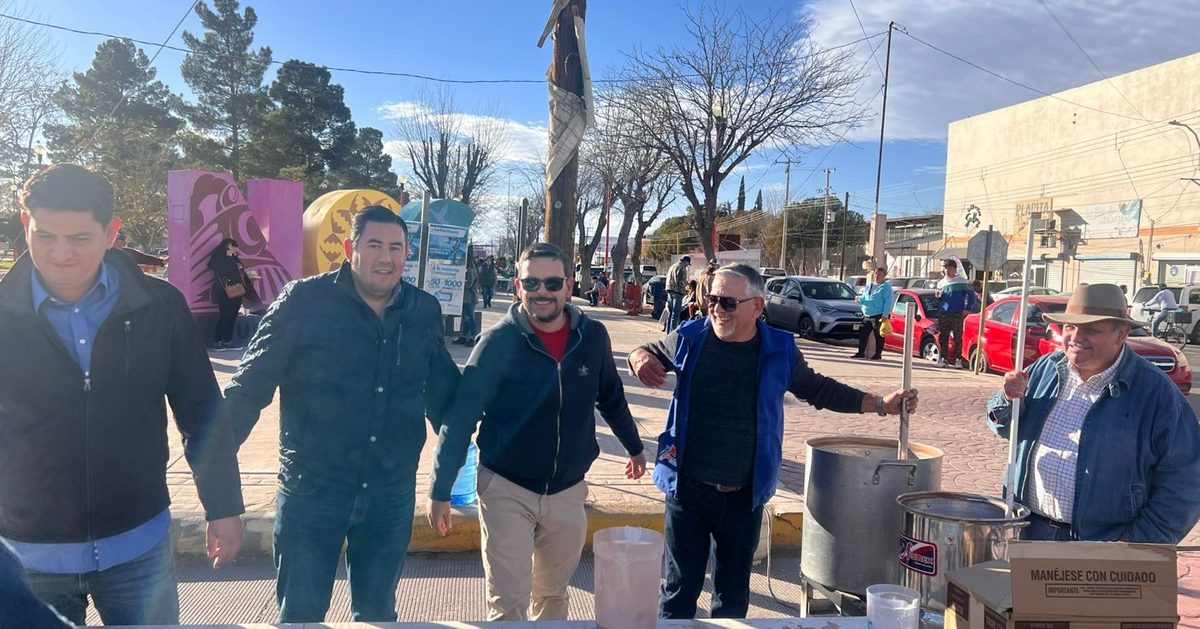 Socios rotarios sirviendo chocolate caliente el Día de Reyes
